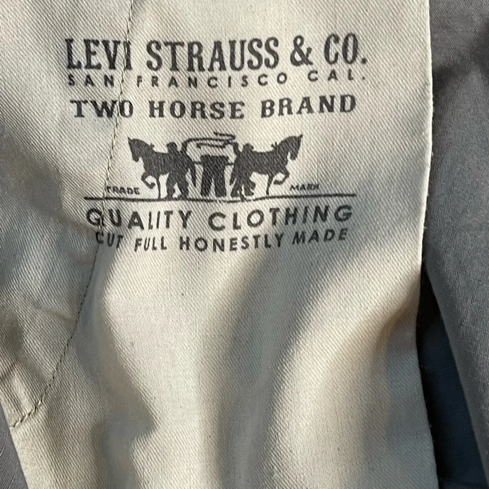 Men’s Levi Strauss & Co gray cargo jorts‎ size 42